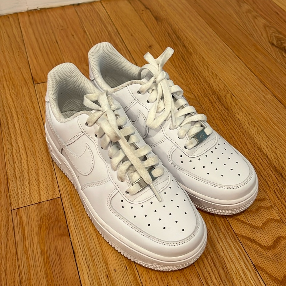 Women’s US 7 White Nike Air Force 1